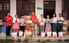 “甜蜜使者 湘约崀山”——金多多食品集团成立19周年之际开展公益助学活动